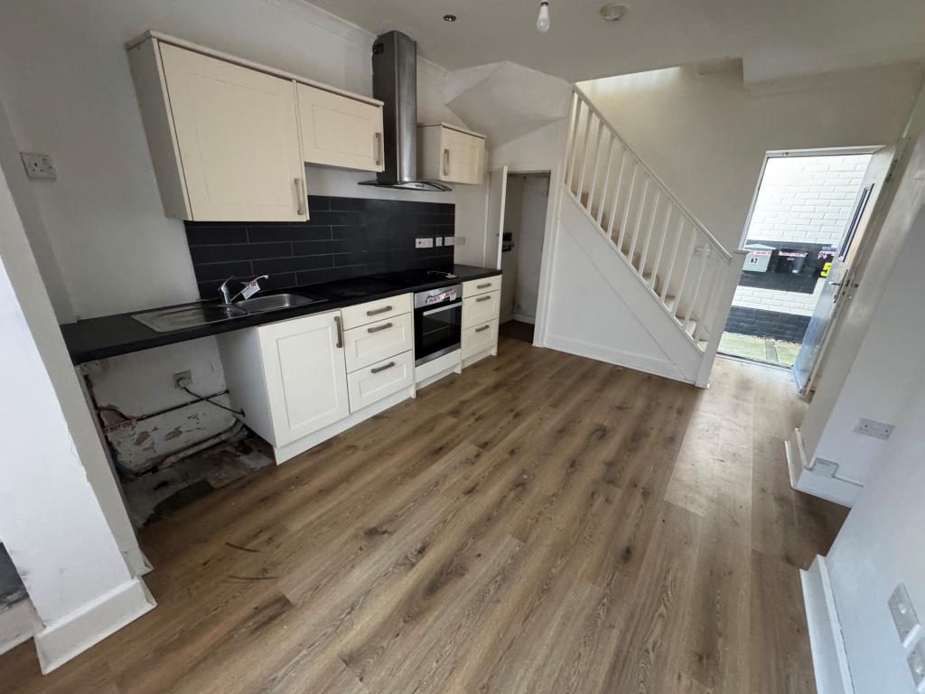 Lot: 97 - FREEHOLD BLOCK OF FIVE ONE-BEDROOM APARTMENTS - Flat 4 kitchen living room